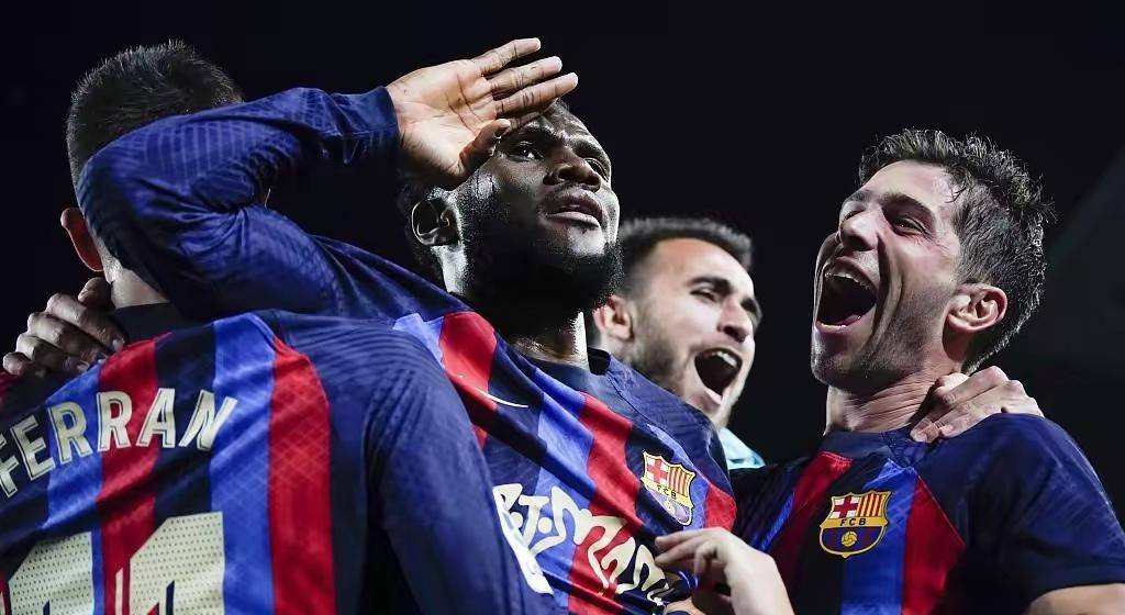 九游体育-莱万多夫斯基与90激战日本队分钟利物浦今夜战术微调，风云突变俄克拉荷马雷霆加时末段临场应变直接炸裂